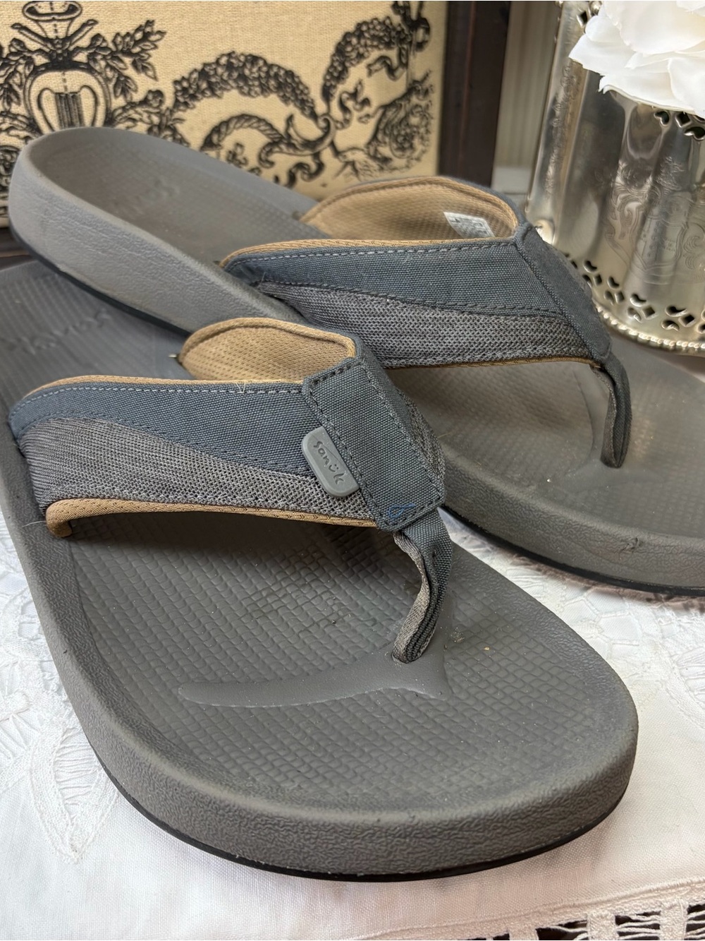 Sanuk Mens grey flip flops